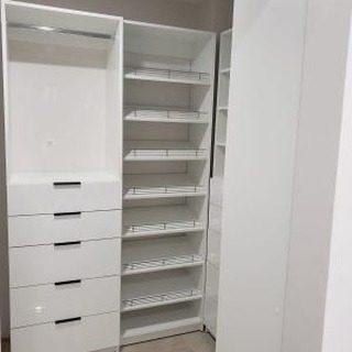 Closet tower with gloss drawer bank and adjustable shoe shelving